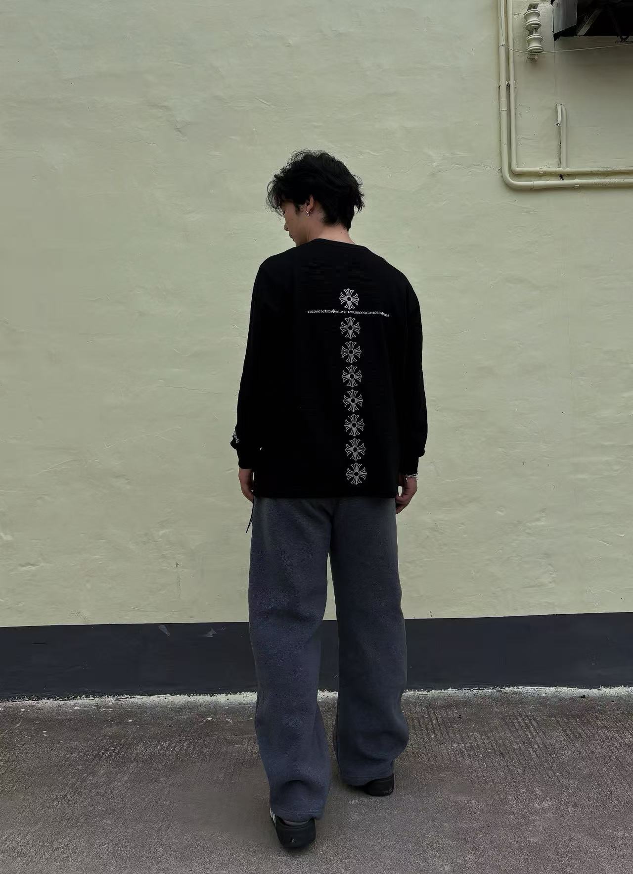 Horseshoe Crest Long-Sleeve Top — product photograph