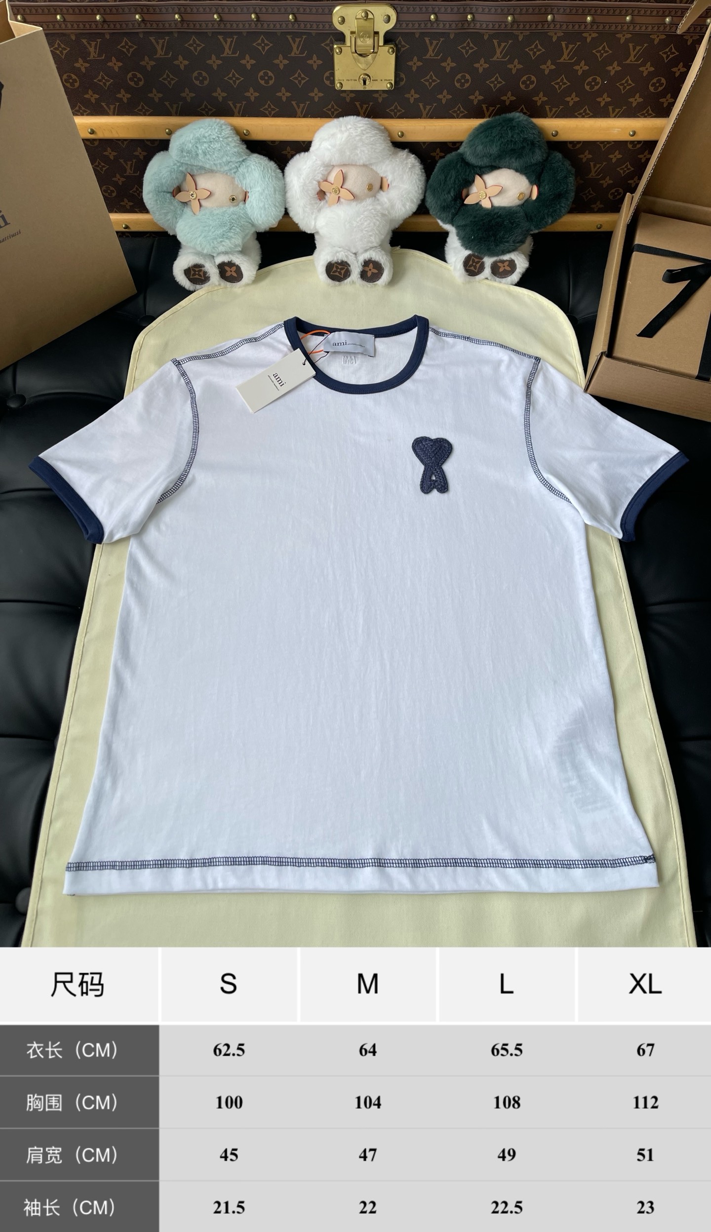 Contrast-Trim Heart-A T-Shirt — product photograph
