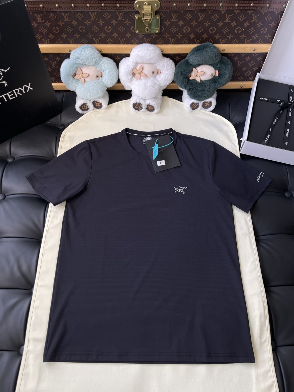 Small Bird-Emblem Crewneck T-Shirt — product photograph