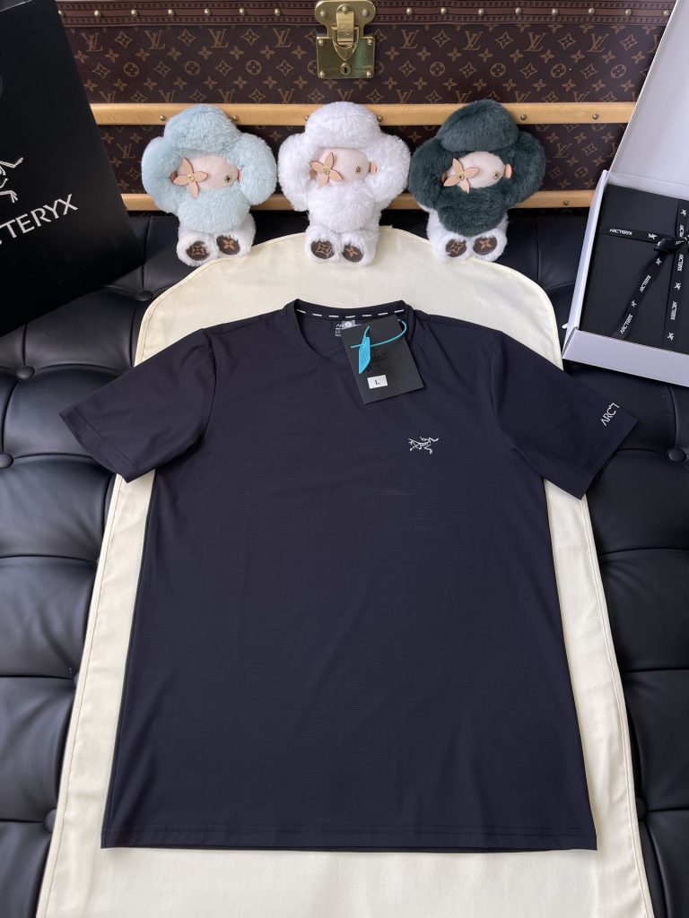 Small Bird-Emblem Crewneck T-Shirt — product photograph