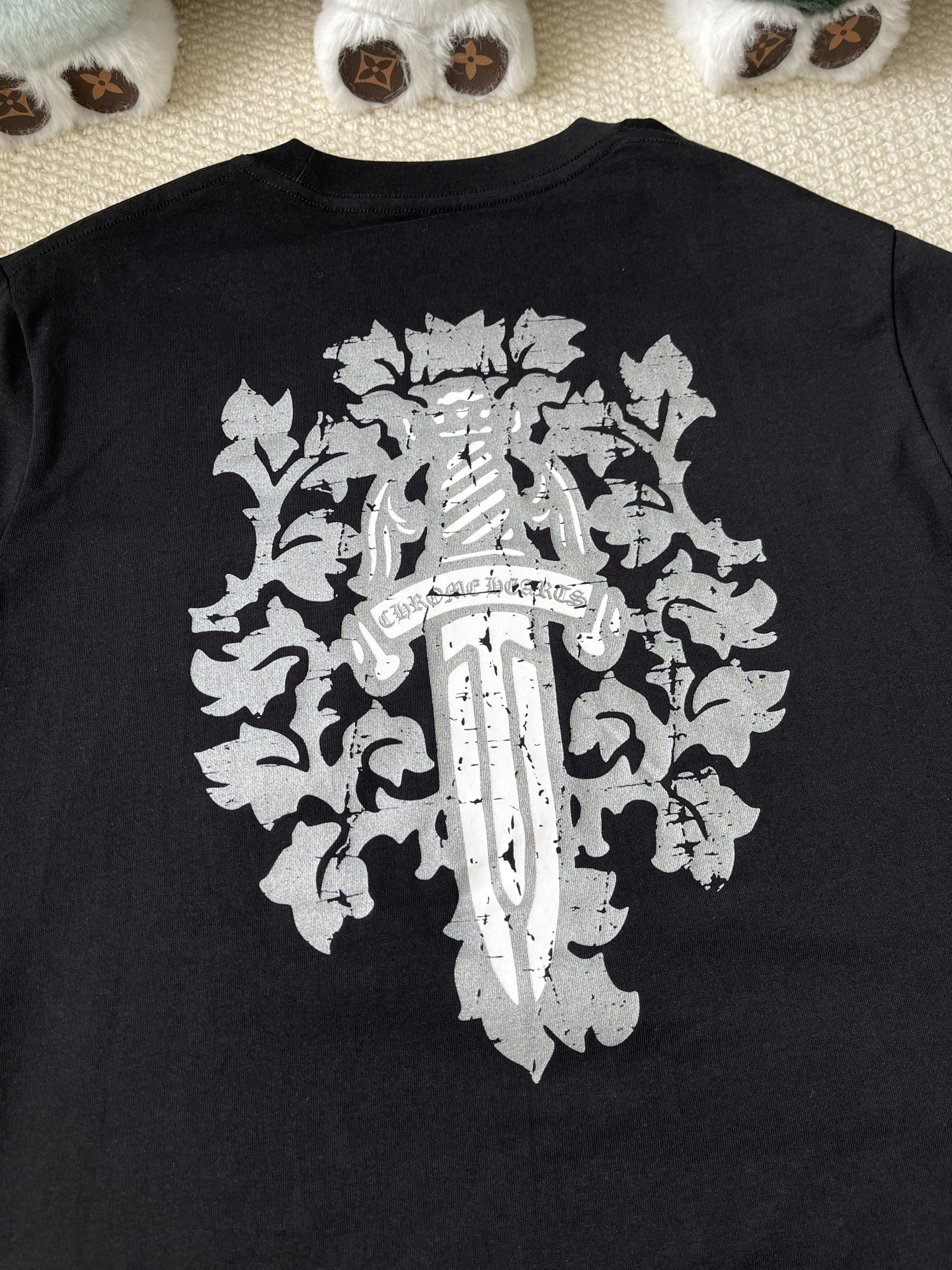 Floral Crest-Back Sleeve-Lettering T-Shirt — product photograph