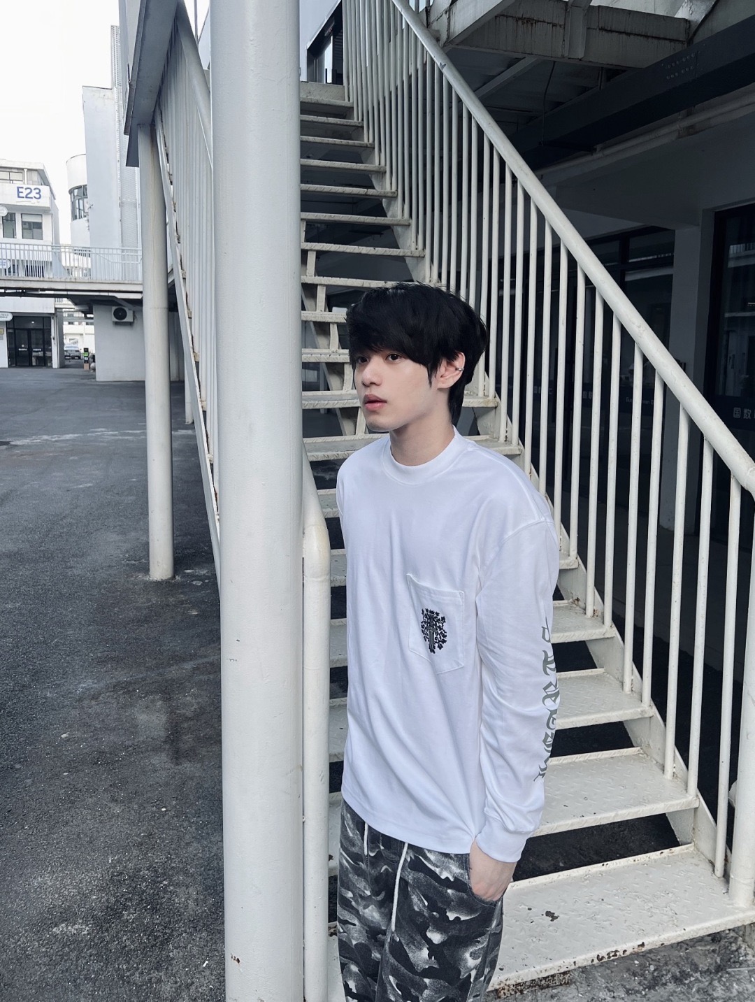 Floral Crest-Back Sleeve-Lettering T-Shirt — product photograph