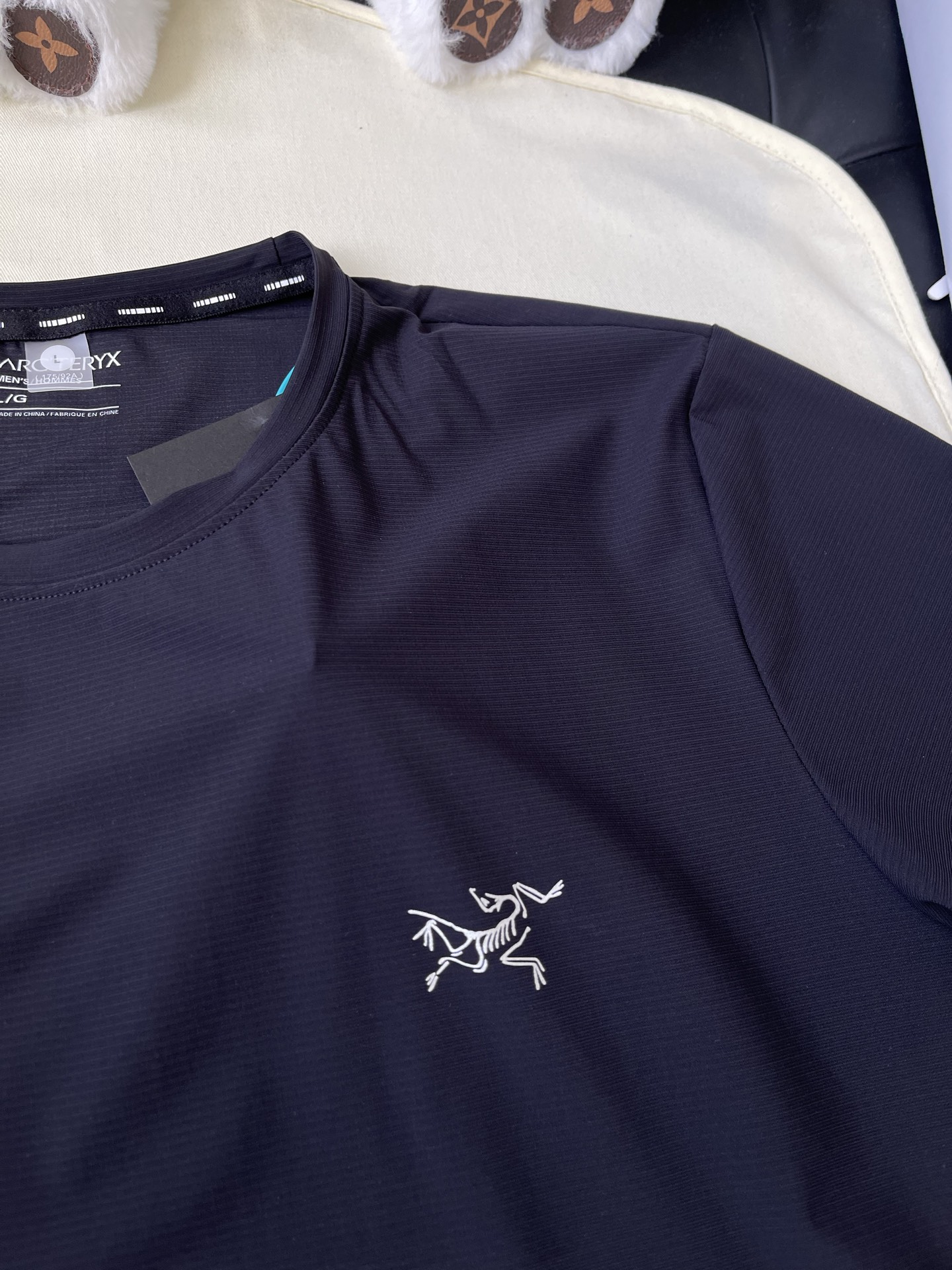 Small Bird-Emblem Crewneck T-Shirt — product photograph